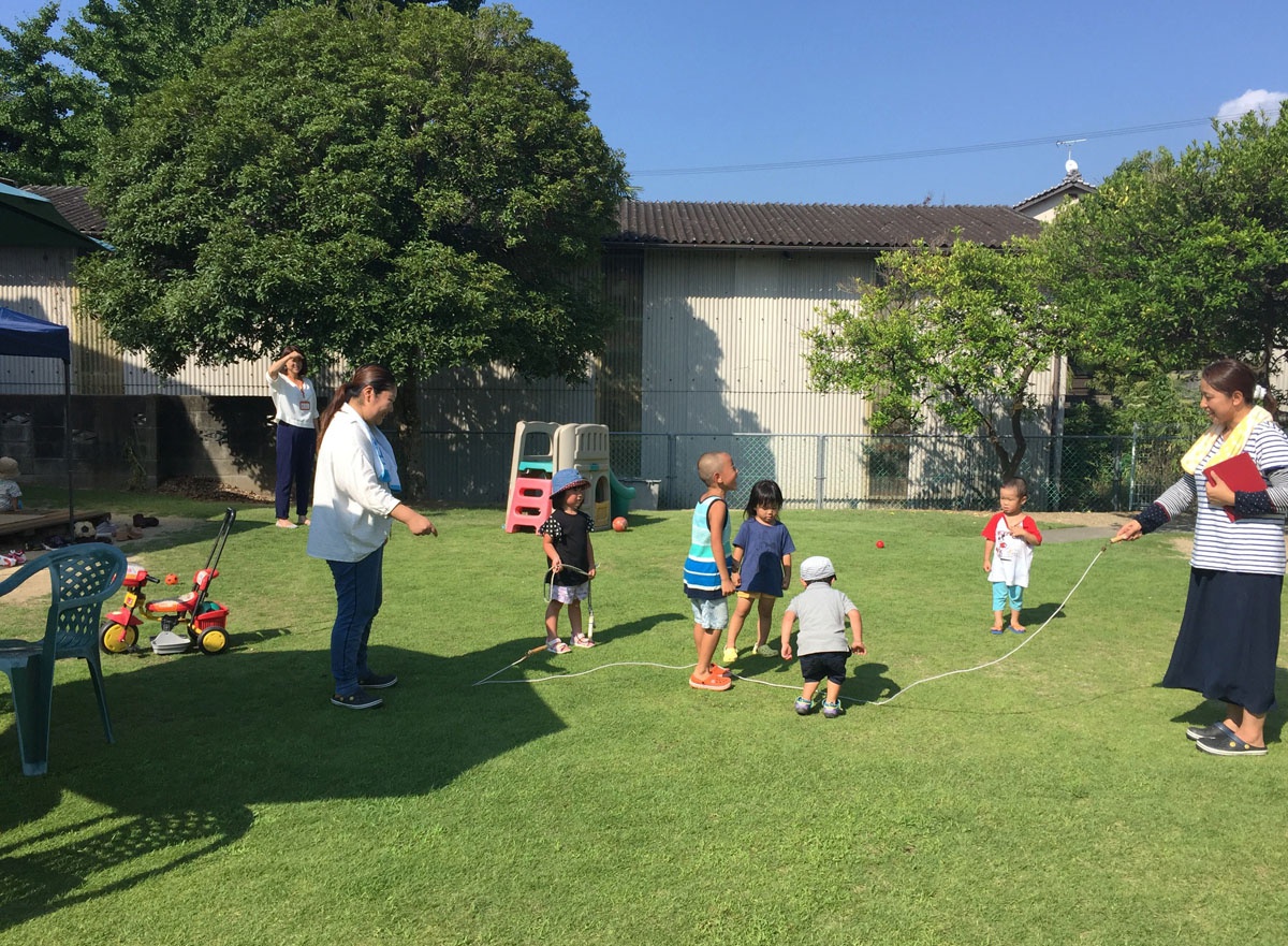 庭で遊ぶ子供たち